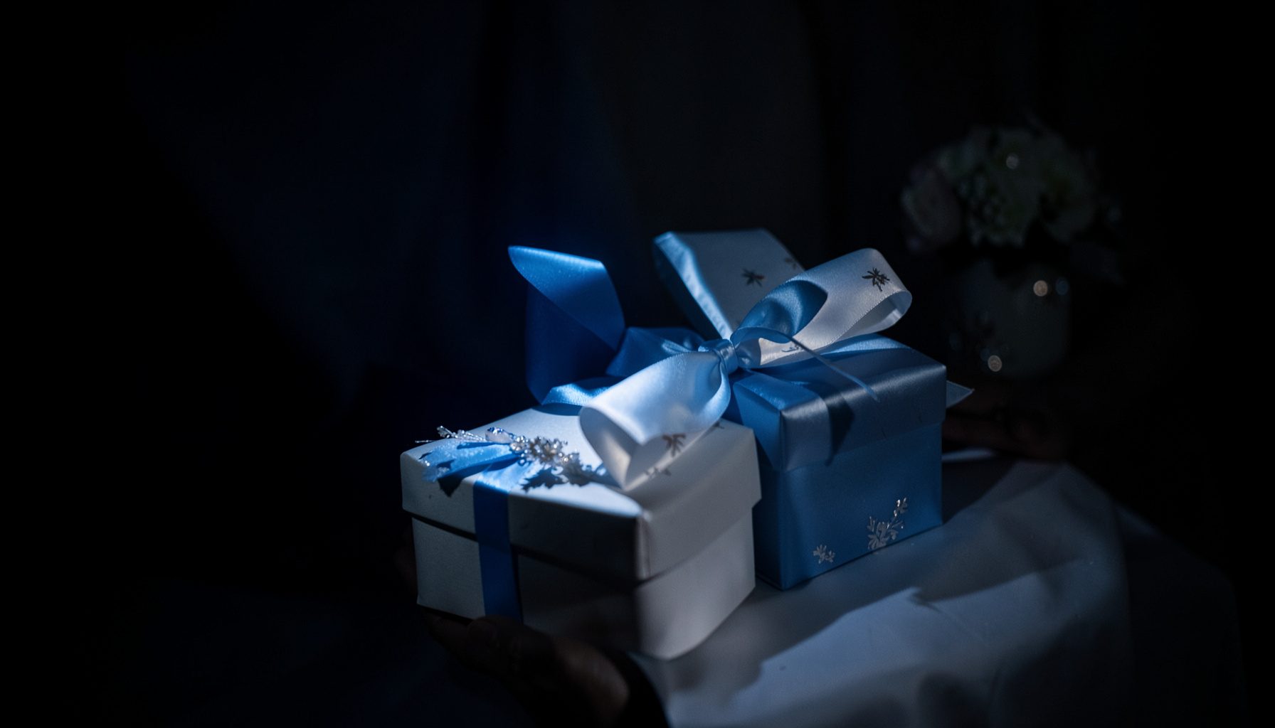 Susunan hantaran pernikahan warna biru dan putih dengan kotak hadiah berhias, suasana mewah dan bersih