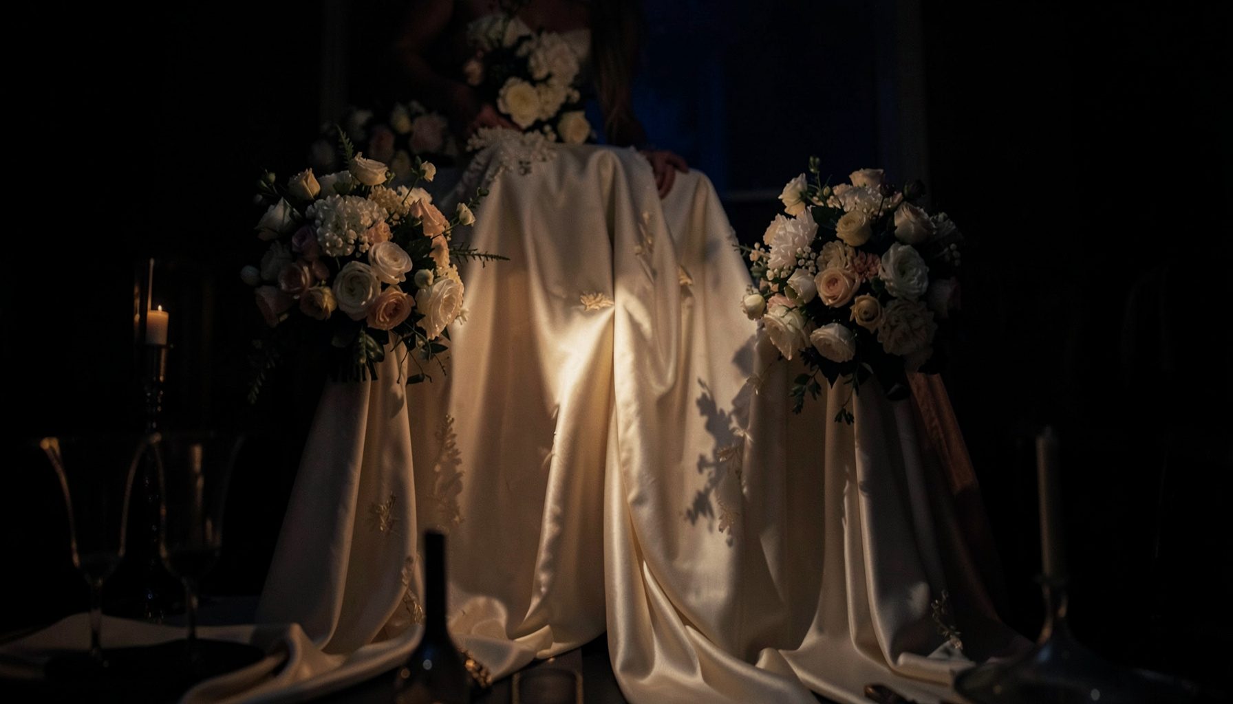 Gubahan hantaran pernikahan dengan susunan bunga dan kain dalam warna emas dan putih, pencahayaan lembut dan hangat, suasana elegan dan romantis